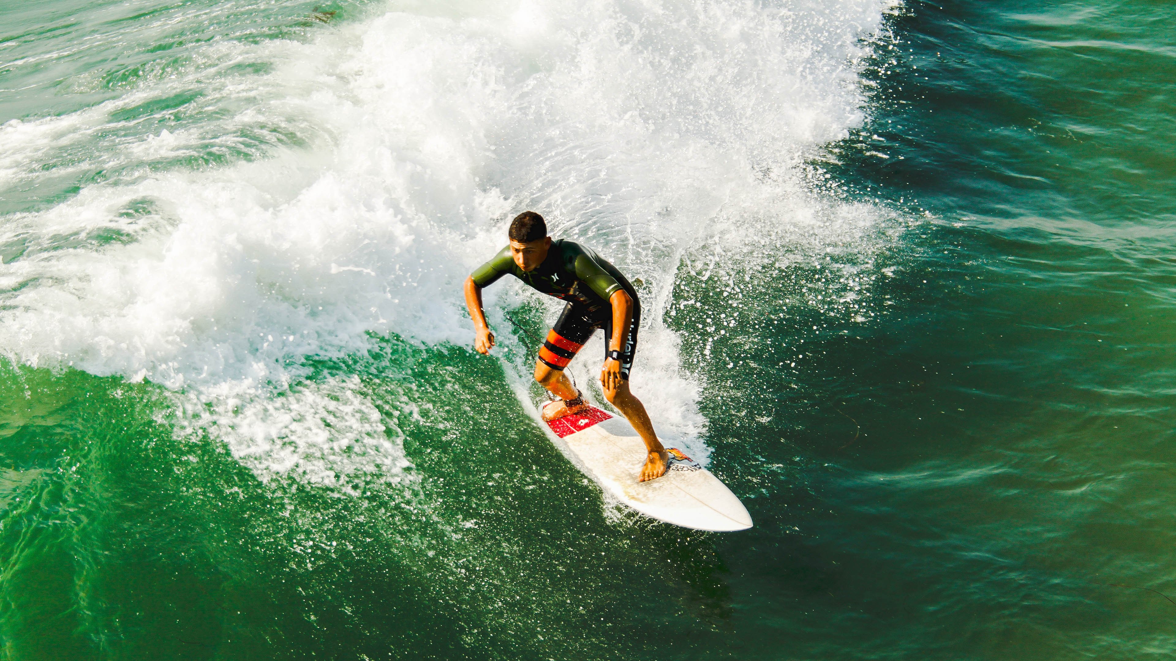 掘金中锋约基奇致命三分帮助战胜湖人，掘金官推晒约基奇训练照_控球中锋